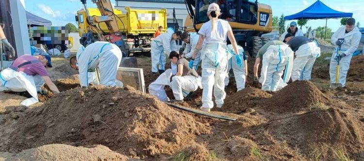 Policja i prokuratura podsumowują działania w Lutoryżu. Kilka dni poszukiwań, 34 odnalezione płody 1 - Polskie Radio Rzeszów Policja i prokuratura podsumowują działania w Lutoryżu. Kilka dni poszukiwań, 34 odnalezione płody