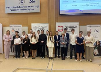 Laureaci konkursów przedmiotowych z Podkarpacia odebrali nagrody 3 - Polskie Radio Rzeszów Laureaci konkursów przedmiotowych z Podkarpacia odebrali nagrody