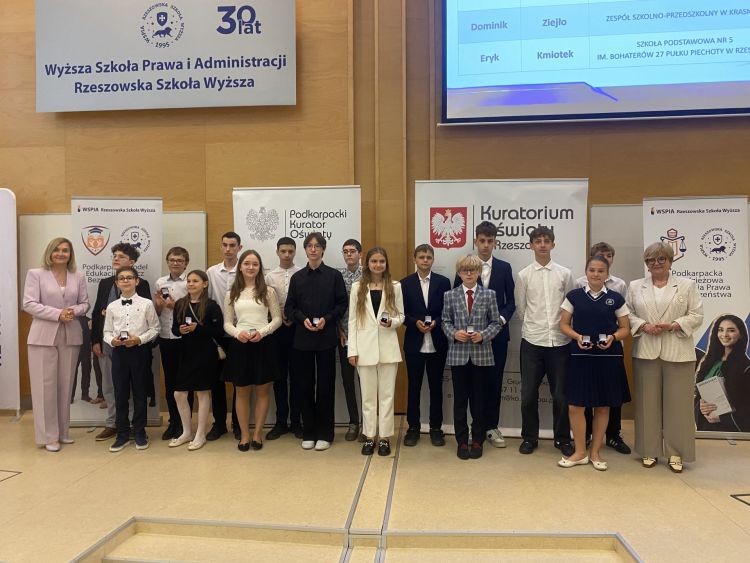 Laureaci konkursów przedmiotowych z Podkarpacia odebrali nagrody 1 - Polskie Radio Rzeszów Laureaci konkursów przedmiotowych z Podkarpacia odebrali nagrody