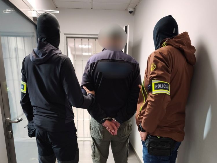 Miał ponad 2 promile i&nbsp;nie&nbsp;miał prawa jazdy. Po&nbsp;kolizji opuścił Polskę