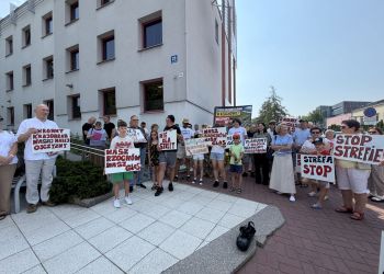 Mieszkańcy Rzochowa protestują przeciwko strefie gospodarczej. Zebrali już blisko tysiąc podpisów