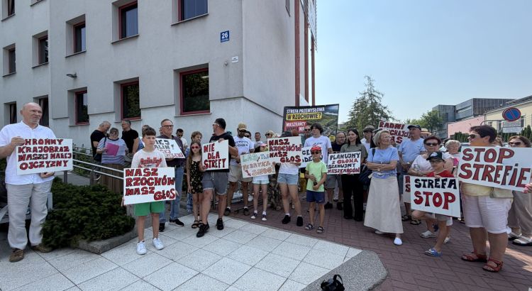 Mieszkańcy Rzochowa protestują przeciwko strefie gospodarczej. Zebrali już blisko tysiąc podpisów