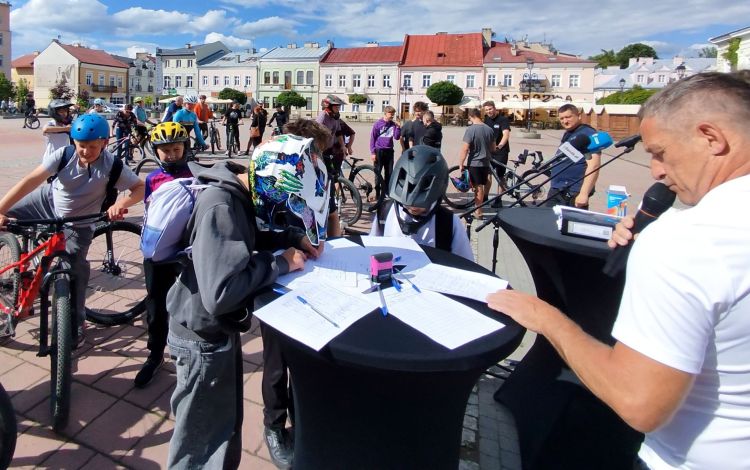 Mieszkańcy Sanoka bronią Bike Parku Prochownia. Zbiórka podpisów pod petycją 1 - Polskie Radio Rzeszów Mieszkańcy Sanoka bronią Bike Parku Prochownia. Zbiórka podpisów pod petycją