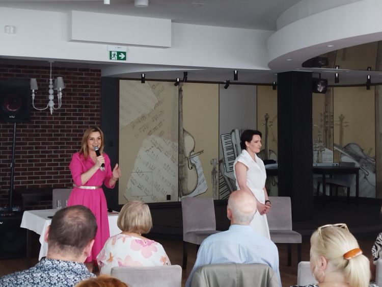 Ministra ds.&nbsp;polityki senioralnej odwiedziła Krosno. Bon senioralny i&nbsp;opieka domowa