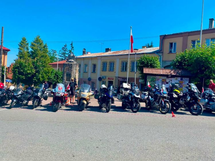 Motocykliści wyruszyli na&nbsp;Wołyński Rajd. Upamiętnią ofiary Rzezi Wołyńskiej