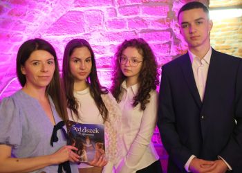 Ósmoklasiści z Sędziszowa Małopolskiego wydali książkę. „Sędziszek i 25 opowieści” opisuje szkolne życie 4 - Polskie Radio Rzeszów Ósmoklasiści z Sędziszowa Małopolskiego wydali książkę. „Sędziszek i 25 opowieści” opisuje szkolne życie
