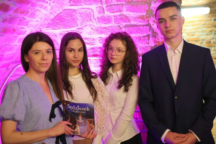 Ósmoklasiści z Sędziszowa Małopolskiego wydali książkę. „Sędziszek i 25 opowieści” opisuje szkolne życie 1 - Polskie Radio Rzeszów Ósmoklasiści z Sędziszowa Małopolskiego wydali książkę. „Sędziszek i 25 opowieści” opisuje szkolne życie