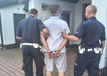 Pijany 20-latek uderzył w&nbsp;skarpę. Auto dachowało, kierowca poszedł do&nbsp;domu