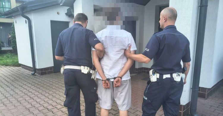 Pijany 20-latek uderzył w skarpę. Auto dachowało, kierowca poszedł do domu 1 - Polskie Radio Rzeszów Pijany 20-latek uderzył w skarpę. Auto dachowało, kierowca poszedł do domu