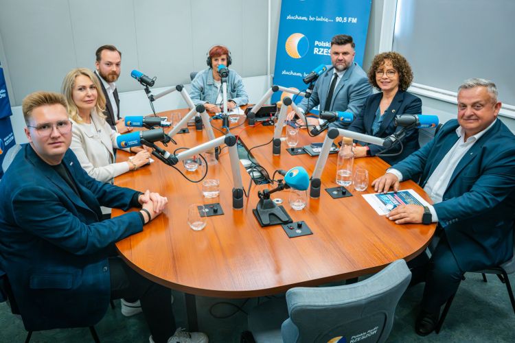 Podkarpacki Panel Polityczny: spór o program SAFE i decyzję ws. Orderu Orła Białego 1 - Polskie Radio Rzeszów Podkarpacki Panel Polityczny: spór o program SAFE i decyzję ws. Orderu Orła Białego