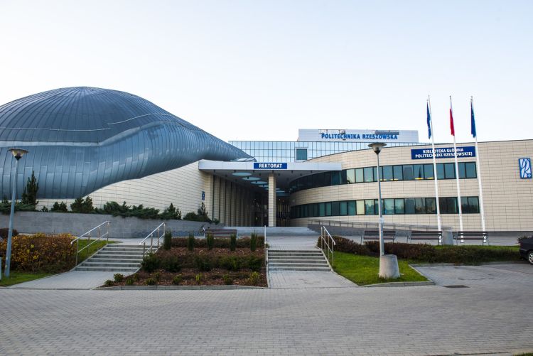 Politechnika Rzeszowska zyska centrum badań nad dronami 1 - Polskie Radio Rzeszów Podkarpackie uczelnie rozpoczęły rekrutację. Są nowe kierunki i tysiące miejsc
