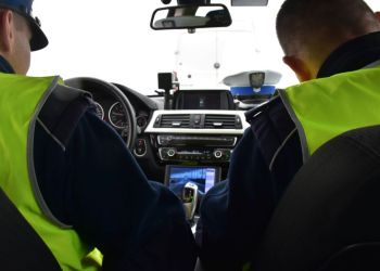 Motocyklista jechał na jednym kole w centrum Jarosławia. Stracił prawo jazdy na trzy miesiące 3 - Polskie Radio Rzeszów Motocyklista jechał na jednym kole w centrum Jarosławia. Stracił prawo jazdy na trzy miesiące