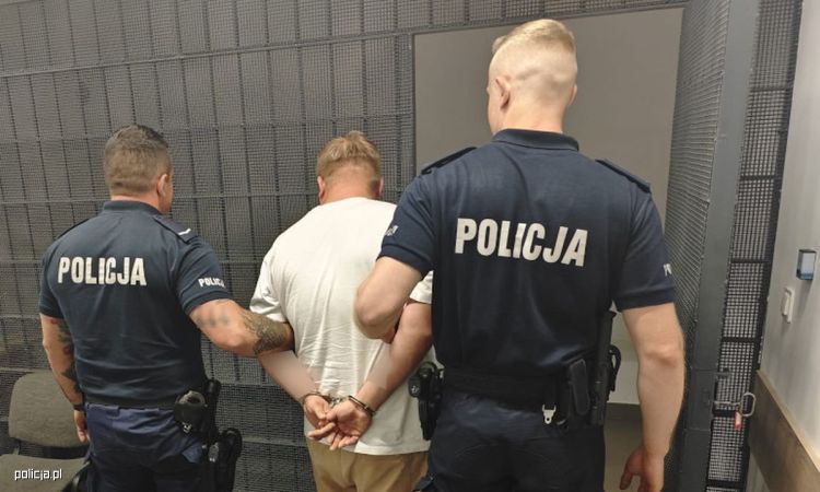 Policyjna obława na Podkarpaciu. Ponad dwa tysiące przeszukanym miejsc i 53 osoby zatrzymane 1 - Polskie Radio Rzeszów Policyjna obława na Podkarpaciu. Ponad dwa tysiące przeszukanym miejsc i 53 osoby zatrzymane