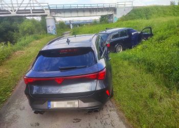 Policyjny pościg ulicami Jasła. Kierowca uciekał, pasażer wyrzucał narkotyki