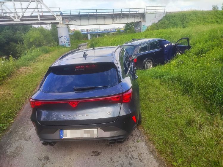 Policyjny pościg ulicami Jasła. Kierowca uciekał, pasażer wyrzucał narkotyki 1 - Polskie Radio Rzeszów Policyjny pościg ulicami Jasła. Kierowca uciekał, pasażer wyrzucał narkotyki