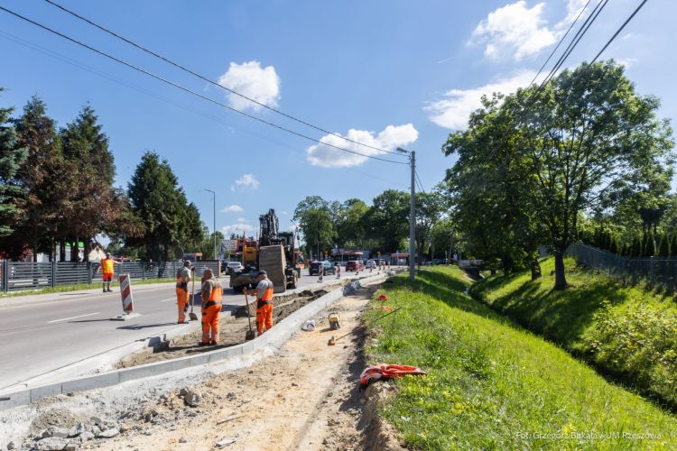Ponad 5 milionów złotych na&nbsp;ulicę Robotniczą w&nbsp;Rzeszowie. Trwa rozbudowa