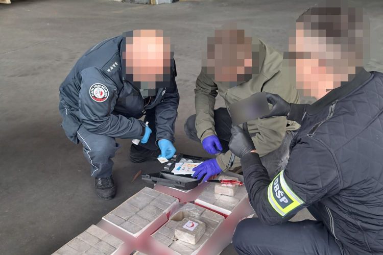 Ponad tona heroiny w kontenerach. Odbiorcą ładunku miała być firma z Rzeszowa 1 - Polskie Radio Rzeszów Ponad tona heroiny w kontenerach. Odbiorcą ładunku miała być firma z Rzeszowa
