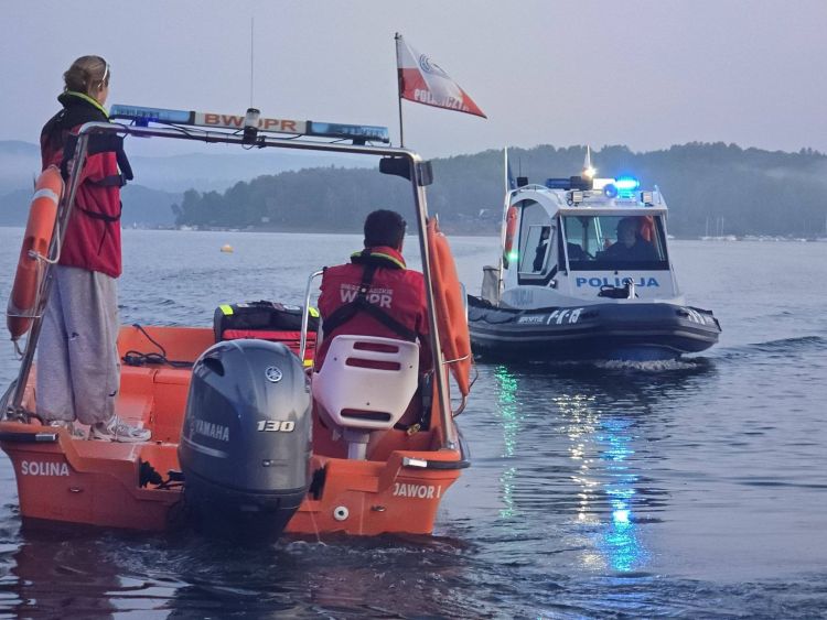 Poszukiwania w Jeziorze Solińskim. Mężczyzny nadal nie odnaleziono 1 - Polskie Radio Rzeszów Poszukiwania w Jeziorze Solińskim. Mężczyzny nadal nie odnaleziono