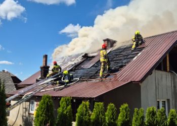 Pożar budynku w&nbsp;Zmiennicy. Strażacy walczą z&nbsp;ogniem