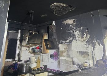 Pożar w&nbsp;Starej Wsi. Policjanci sprowadzili dzieci z&nbsp;balkonu i&nbsp;wynieśli psy z&nbsp;domu [AKTUALZIACJA]