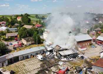 Pożar w&nbsp;zakładzie produkcji opon w&nbsp;Markowej. Strażacy opanowali ogień [AKTUALIZACJA]
