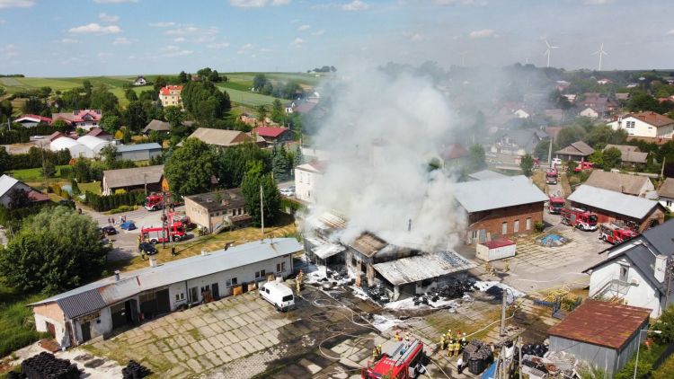 Pożar w&nbsp;zakładzie produkcji opon w&nbsp;Markowej. Strażacy opanowali ogień [AKTUALIZACJA]