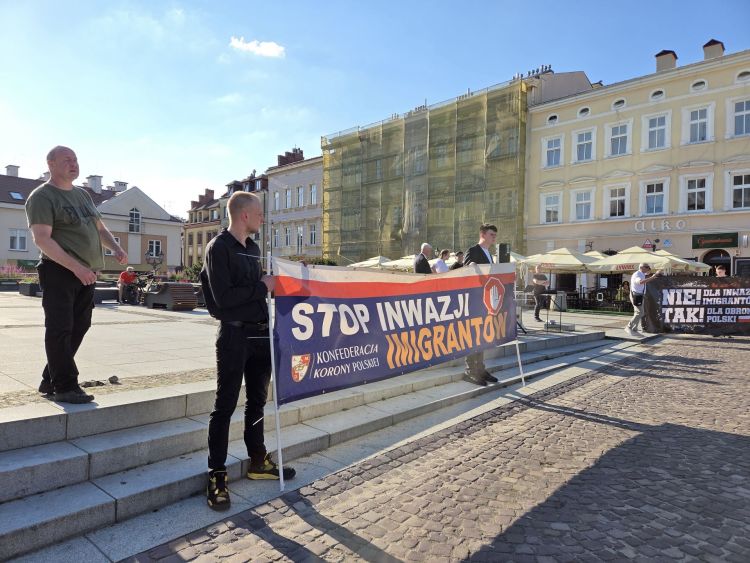 Protest na&nbsp;rynku w&nbsp;Rzeszowie. Sprzeciw wobec polityki migracyjnej