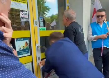 Protest przed&nbsp;starostwem w&nbsp;Mielcu. Mieszkańcy nie&nbsp;mogą wejść na&nbsp;sesję o&nbsp;przyszłości szpitala