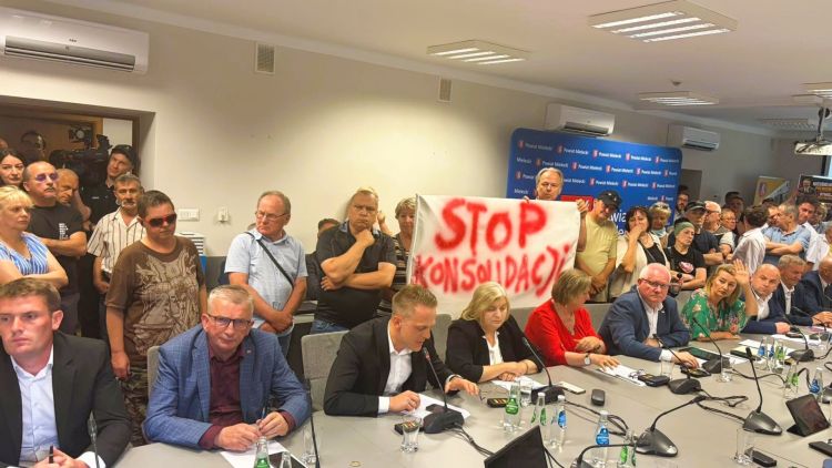Protest przed&nbsp;starostwem w&nbsp;Mielcu. Mieszkańcy weszli na&nbsp;sesję o&nbsp;przyszłości szpitala [AKTUALIZACJA]