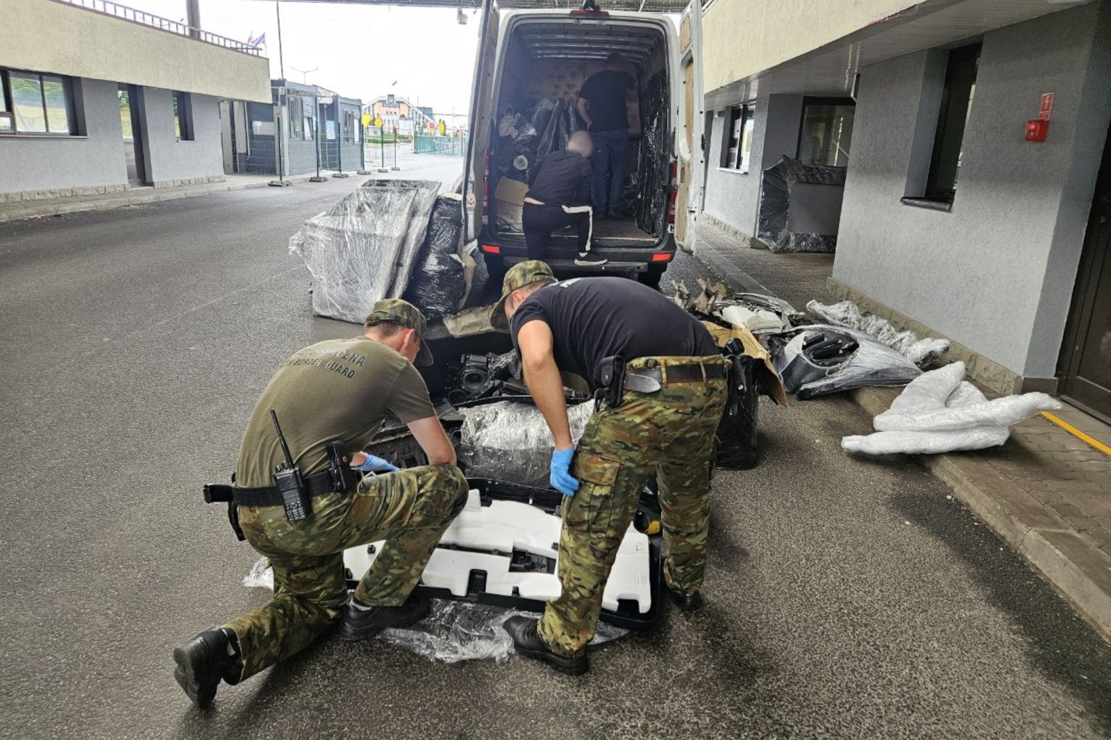 Range Rover i części z kradzionych Audi zatrzymane na granicy w Korczowej 2 - Polskie Radio Rzeszów Range Rover i części z kradzionych Audi zatrzymane na granicy w Korczowej - Polskie Radio Rzeszów