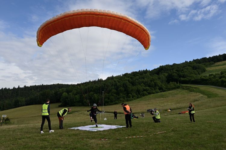 Studentka Politechniki Rzeszowskiej wicemistrzynią Polski w celności lądowania 1 - Polskie Radio Rzeszów Studentka Politechniki Rzeszowskiej wicemistrzynią Polski w celności lądowania