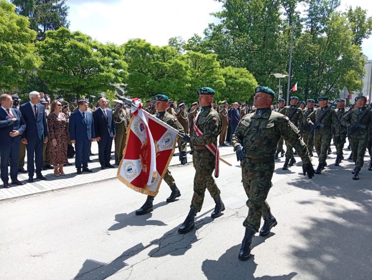 Święto 18. Brygady Artylerii w Nowej Dębie. Jednostka otrzymała sztandar 1 - Polskie Radio Rzeszów Święto 18. Brygady Artylerii w Nowej Dębie. Jednostka otrzymała sztandar