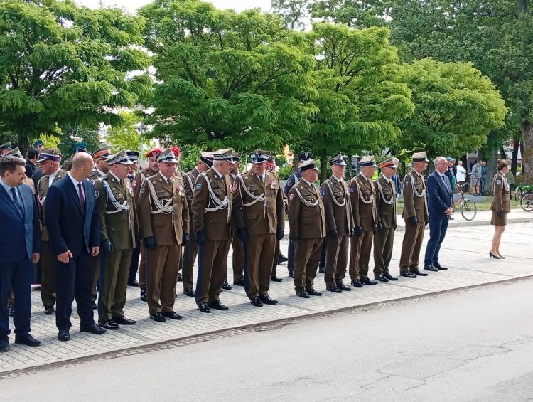 Święto 18. Brygady Artylerii w Nowej Dębie. Jednostka otrzymała sztandar 3 - Polskie Radio Rzeszów Święto 18. Brygady Artylerii w Nowej Dębie. Jednostka otrzymała sztandar - Polskie Radio Rzeszów