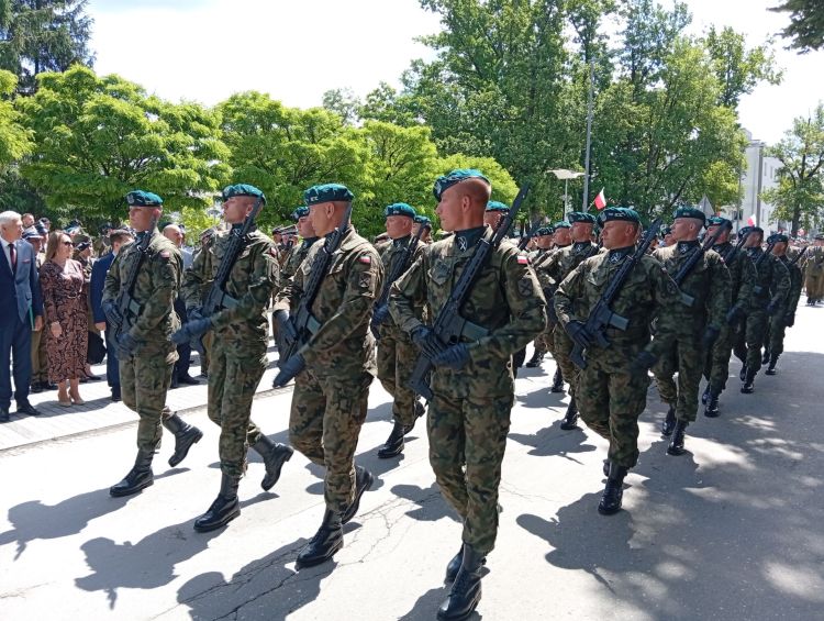 Święto 18. Brygady Artylerii w Nowej Dębie. Jednostka otrzymała sztandar 2 - Polskie Radio Rzeszów Święto 18. Brygady Artylerii w Nowej Dębie. Jednostka otrzymała sztandar - Polskie Radio Rzeszów