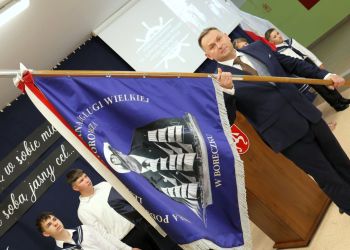Szkoła w Boreczku ma już własny sztandar. W uroczystości nadania wzięła udział rodzina patrona 2 - Polskie Radio Rzeszów Szkoła w Boreczku ma już własny sztandar. W uroczystości nadania wzięła udział rodzina patrona
