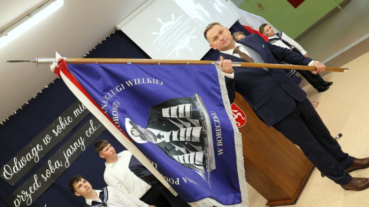 Szkoła w&nbsp;Boreczku ma&nbsp;już własny sztandar. W&nbsp;uroczystości nadania wzięła udział rodzina patrona
