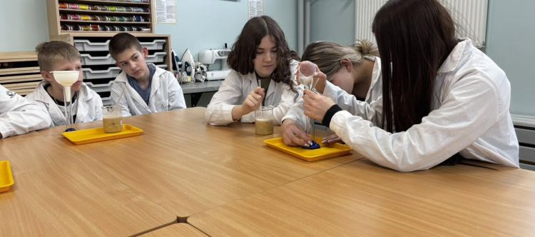 Uczniowie „Rozwijają skrzydła”. Warsztaty z robotyki, biologii i chemii 1 - Polskie Radio Rzeszów Uczniowie „Rozwijają skrzydła”. Warsztaty z robotyki, biologii i chemii