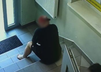 Ukradł złoty łańcuszek w&nbsp;salonie jubilerskim w&nbsp;Mielcu i&nbsp;schował się w&nbsp;komendzie policji