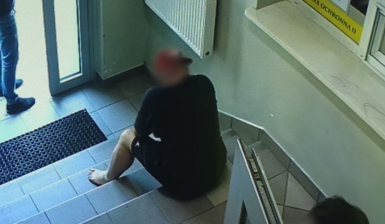 Ukradł złoty łańcuszek w&nbsp;salonie jubilerskim w&nbsp;Mielcu i&nbsp;schował się w&nbsp;komendzie policji