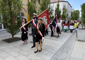 Uniwersytet Rzeszowski świętuje 25-lecie. Jubileuszowy korowód przeszedł ulicami miasta