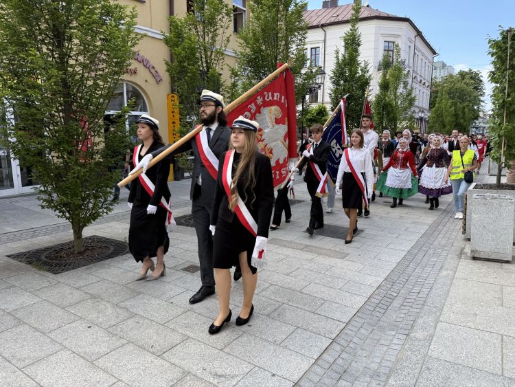 Uniwersytet Rzeszowski świętuje 25-lecie. Jubileuszowy korowód przeszedł ulicami miasta