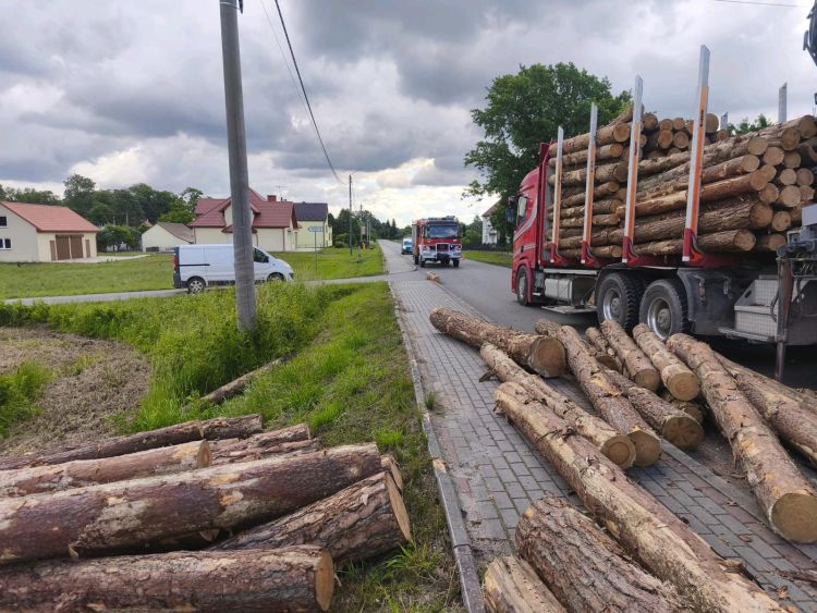 Utrudnienia w&nbsp;Niwiskach. Drewno rozsypało się na&nbsp;jezdnię