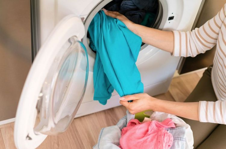 Używamy za&nbsp;dużo detergentów. Sprawdź, jak prać skutecznie i&nbsp;bezpiecznie