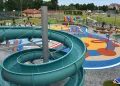 Wodny plac zabaw w&nbsp;Nowej Sarzynie przyciąga rodziny z&nbsp;dziećmi
