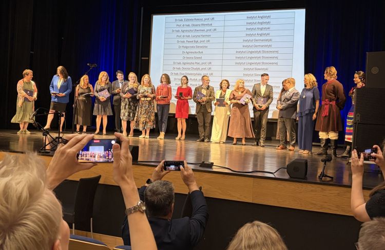 Wydział Filologiczny UR świętuje 60-lecie. Jubileusz, nagrody i wspomnienia w Rzeszowie 1 - Polskie Radio Rzeszów Wydział Filologiczny UR świętuje 60-lecie. Jubileusz, nagrody i wspomnienia w Rzeszowie