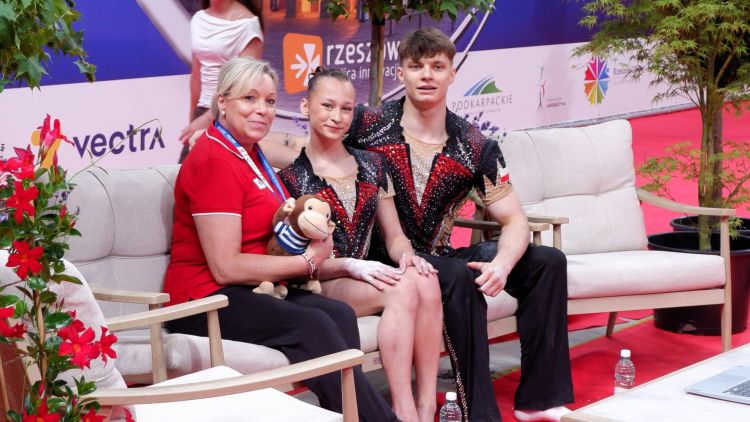 Zakończyły się zawody akrobatyczne w Rzeszowie. Sukces polskiej pary 1 - Polskie Radio Rzeszów Zakończyły się zawody akrobatyczne w Rzeszowie. Sukces polskiej pary