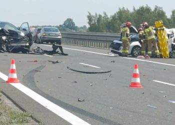 Zderzenie dwóch aut na&nbsp;autostradzie A4. Trzy osoby ranne