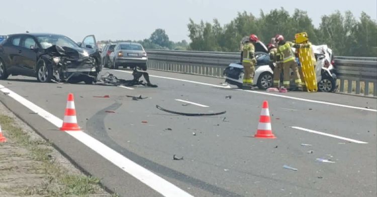 Zderzenie dwóch aut na&nbsp;autostradzie A4. Trzy osoby ranne