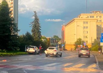Zderzenie dwóch aut w&nbsp;centrum Rzeszowa. Utrudnienia przy pomniku
