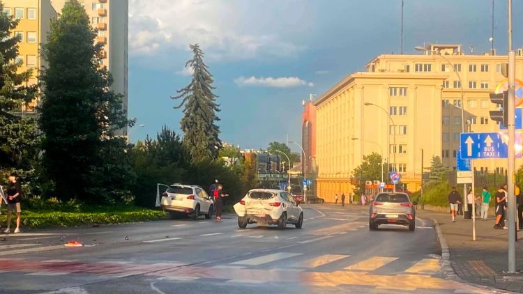 Zderzenie dwóch aut w centrum Rzeszowa. Utrudnienia przy pomniku 1 - Polskie Radio Rzeszów Zderzenie dwóch aut w centrum Rzeszowa. Utrudnienia przy pomniku